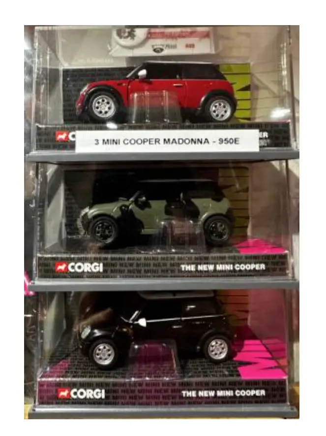 Madonna | Mini Cooper x3 - rouge, noire, camouflage (American Life Promo)